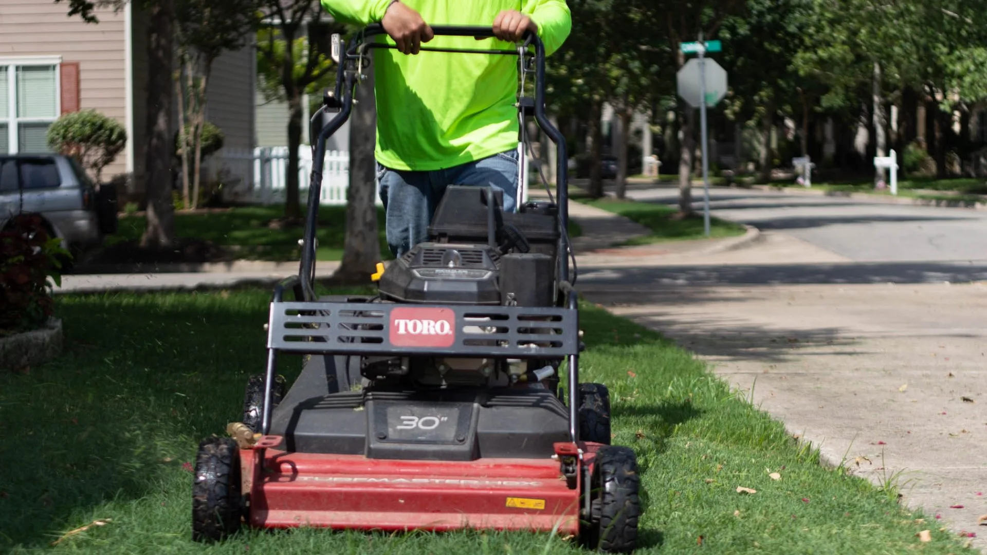 3 Reasons You Should Sign Up for a Professional Lawn Mowing Service