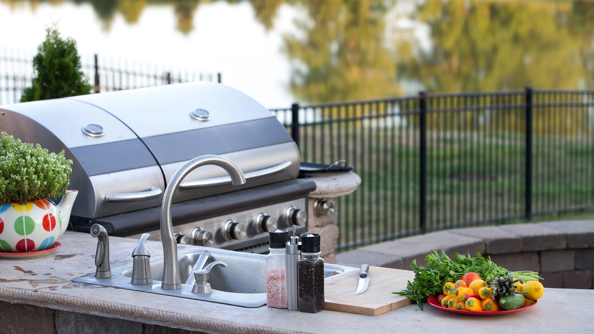 Designing an Outdoor Kitchen? Consider Adding These 5 Amenities to It!